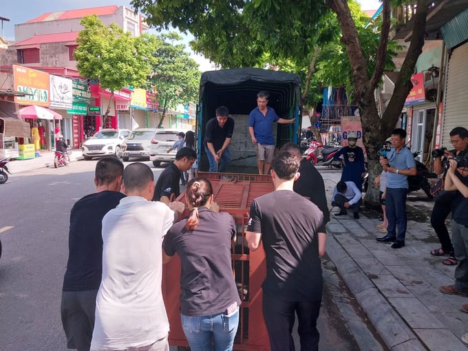 The bear was transported to the Vietnam Bear Rescue Center at Tam Dao National Park, Vinh Phuc Province.