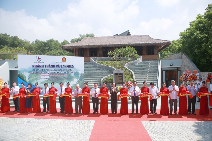 Các đại biểu cắt băng khánh thành và bàn giao công trình tu bổ, tôn tạo Di tích lịch sử quốc gia Địa điểm Trường dạy làm báo Huỳnh Thúc Kháng.