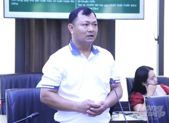 Mr. Nguyen Khac Hoang, Deputy Director of Van Hoi Xanh Cooperative, said that it is necessary to add water fern as an organic fertilizer for cultivation. Photo: Trung Quan.