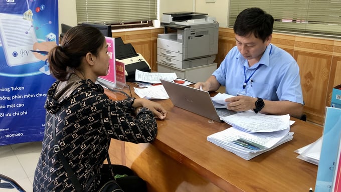 Residents registering fishing vessels at the Tien Yen District Public Administrative Center. Photo: Thanh Phuong.