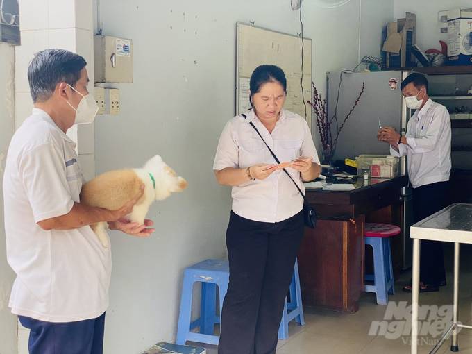 7 tháng đầu năm 2024, các địa phương trên địa bàn TP Cần Thơ đã triển khai tiêm hơn 70% liều vacxin phòng bệnh dại trên đàn chó, mèo. Ảnh: Lê Hoàng Vũ.