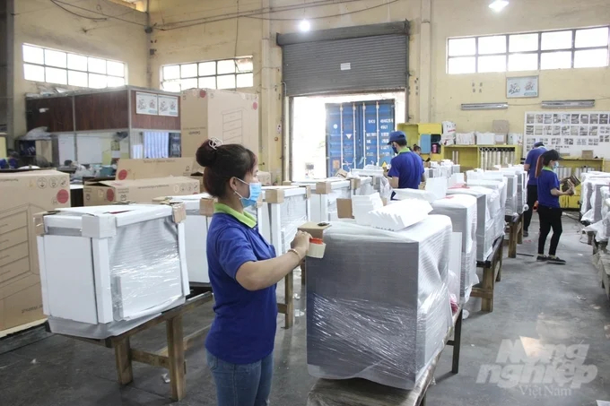 Processing wood for export at an enterprise in Binh Duong. Photo: Tran Phi.