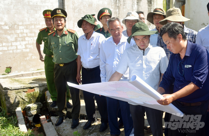 Phó Thủ tướng Trần Lưu Quang kiểm tra tình hình sạt lở ở Công ty TNHH MTV Thủy sản Trường Phúc, xã Long Điền Tây, huyện Đông Hải. Ảnh: Trọng Linh.