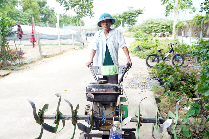 Mang tiếng ở thành phố nhưng gia đình ông Hợp vẫn bám trụ nghề nông. Ảnh: Võ Dũng.