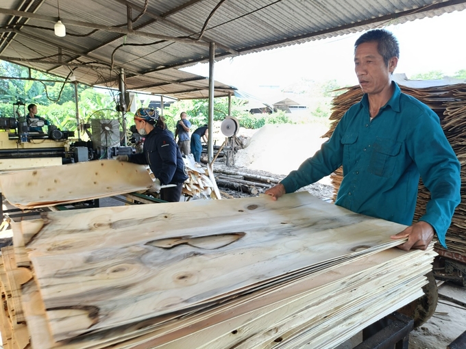 Các ngành chức năng và chính quyền địa phương giúp đỡ người dân, doanh nghiệp sớm ổn định sản xuất. Ảnh: Thanh Tiến.