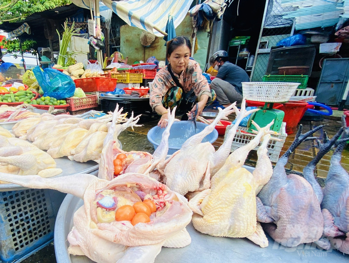 Số lượng giết mổ hiện nay trung bình toàn tỉnh trong 1 ngày đêm khoảng 221 con trâu bò, 5.300 con heo và 67.500 gia cầm. Ảnh: Lê Hoàng Vũ.