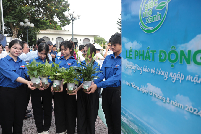 Đại diện Báo Tiền Phong trao tặng cây tượng trưng cho UBND thành phố Hải Phòng và các đại biểu tham dự Lễ phát động Hưởng ứng bảo vệ rừng ngập mặn ngày 12/8. Ảnh: Đinh Mười.