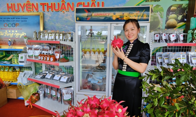 Bà Quàng Thị Phượng, Phó Trưởng phòng NN-PTNT huyện Thuận Châu, tỉnh Sơn La giới thiệu một số sản phẩm chủ lực của địa phương. Ảnh: Bảo Thắng.