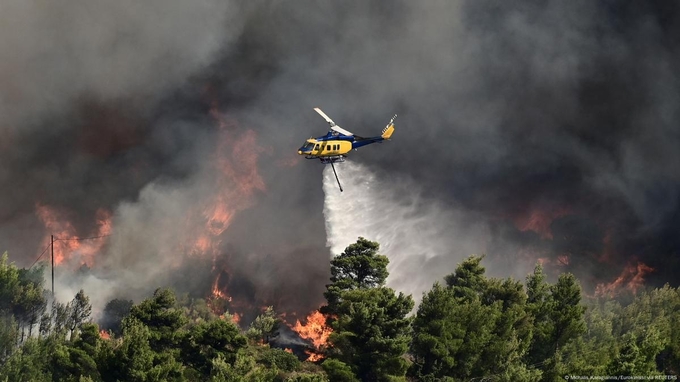 Trực thăng chữa cháy dập lửa tại làng Varnava, gần Athens, hôm 11/8. Ảnh: Reuters.