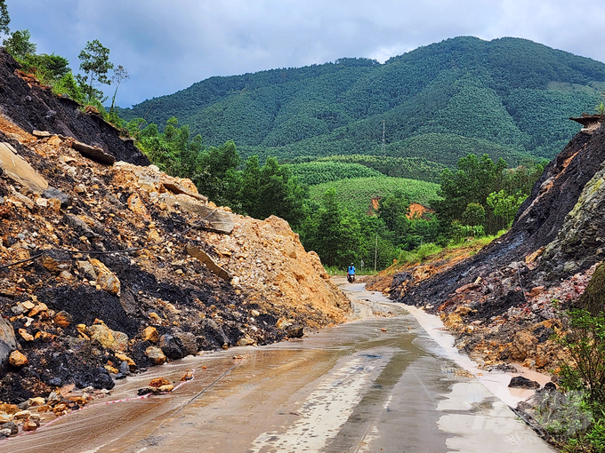 Đường Khe Giang (Uông Bí) được đầu tư gần 80 tỷ đồng nhưng cứ mưa to là sạt lở. Ảnh: Cường Vũ. 