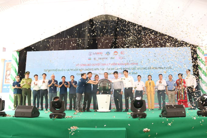 Participants of the ceremony pressing the button to launch the program. Photo: Quang Yen.