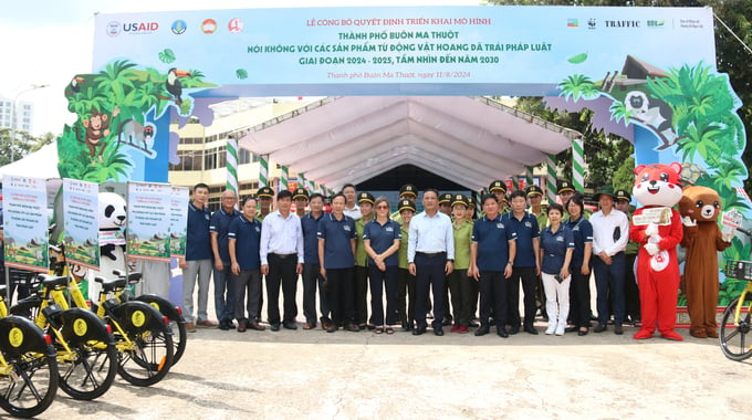 Participants posing for commemorative photos and participating in a cycling event in support of the initiative. Photo: Quang Yen.