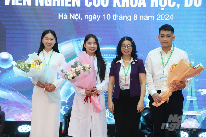 GS.TS Nguyễn Thị Lan, Giám đốc Học viện Nông nghiệp Việt Nam, tặng hoa chúc mừng các Câu lạc bộ Khởi nghiệp VNUA; Sinh viên nghiên cứu khoa học; Du lịch VNUA. Ảnh: Hưng Giang.