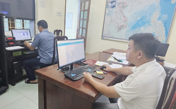 Quang Binh Fisheries Department has increased staff at the shore station to operate 24/7 to assist local fishermen working at sea. Photo: T. Duc.