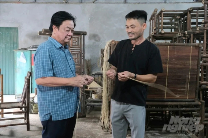 Artisan Nguyen Van Ky of Xuan Lai Bamboo Village introduced the village and its craftsmanship to Minister Le Minh Hoan.