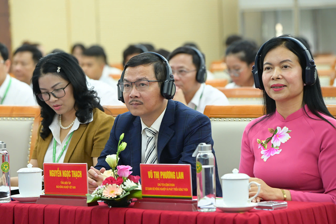 Delegates from MARD, VNUA and Vietnam Agriculture Newspaper join in the forum. Photo: Tung Dinh.