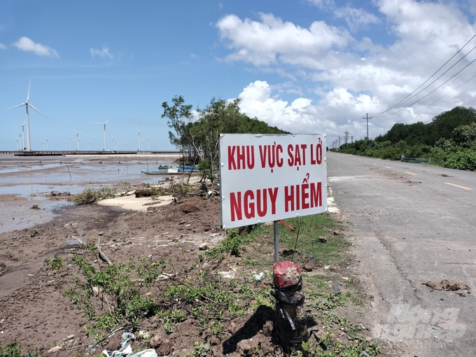 Biển báo sạt lở nguy hiểm tại xã Vĩnh Trạch Đông, thành phố Bạc Liêu. Ảnh: Trọng Linh.