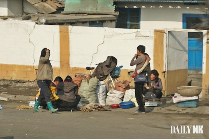 North Korean sellers peddle goods on the fringes of a market in Sunchon, South Pyongan Province, in October 2018. (Daily NK)