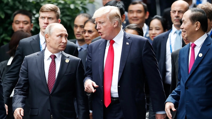 Tổng thống Nga Vladimir Putin và ông Donald Trump tại Diễn đàn Hợp tác Kinh tế Châu Á - Thái Bình Dương (APEC) tại Đà Nẵng, Việt Nam, hồi tháng 11/2017. Ảnh: AP.