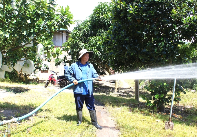 'Cuộc cách mạng' về nguồn nước tưới giúp gia đình anh Lý không lo thiếu nước. Ảnh: Tuấn Anh.