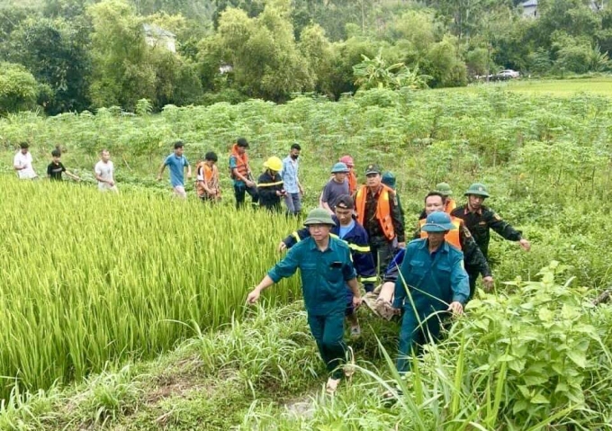 Lực lượng chức năng tìm thấy thi thể các nạn nhân bị lũ cuốn trôi. Ảnh: TP Vĩnh Yên.