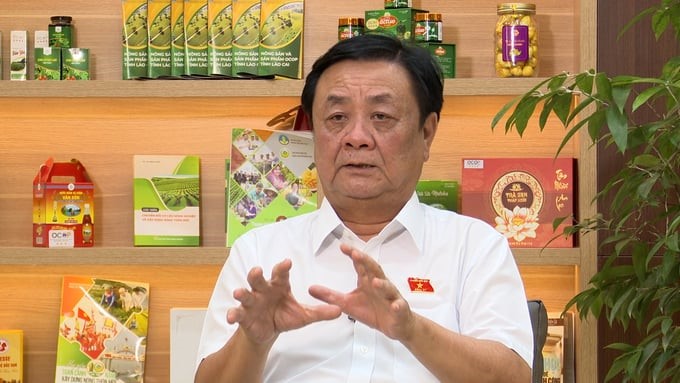 Minister Le Minh Hoan shares the story of Vietnamese fruits. Photo: Hoang Anh.