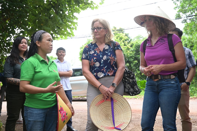 A program was organized by the Vietnam Agriculture Newspaper in collaboration with the U.S. Embassy in Vietnam on August 12-13 to promote the role of women in agriculture. Jennifer Schmidt and Jaclyn Wilson, two prominent American farmers, visited numerous agricultural production models in Soc Sơn District, Hanoi, as part of this program.