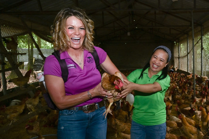 Jaclyn Wilson and Jennifer H. Schmidt were taken aback by the sight of thousands of chickens and pigs being raised without any foul smells or flies at the organic chicken and pig farm administered by Thu Thoan Cooperative (Minh Phu Commune, Soc Son District, Hanoi).