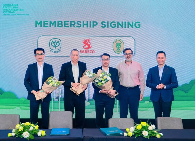 Mr. Chamnan Wangakkarangkul, Deputy General Director of C.P. Vietnam (far left) and new members signed and received welcome bouquets from PRO Vietnam.