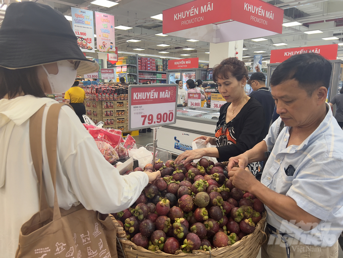 Các hệ thống bán lẻ mong muốn được thu mua các mặt hàng nông sản chất lượng của các địa phương với số lượng lớn để phục vụ nhu cầu người tiêu dùng. Ảnh: Nguyễn Thủy. 