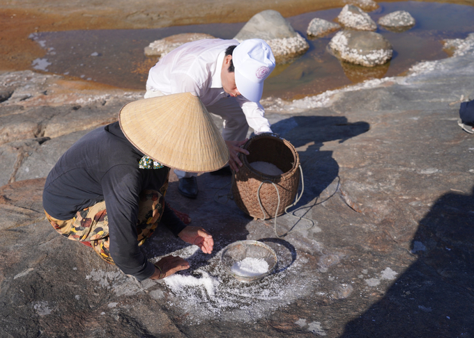 Harvesting salt on the rocky beach. Photo: Vo Thanh Ky.