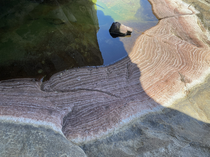 Sa Huynh salt clinging to rocks looks beautiful. Photo: Vo Thanh Ky.