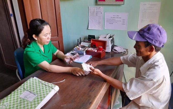 Members of Hoa Phong Cooperative applying for internal loans. Photo: KS.