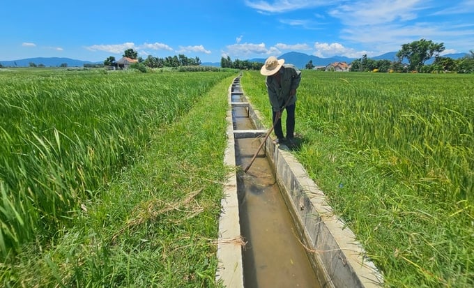 Hoa Phong Cooperative employs an irrigation team to maintain a stable supply of water for rice production. Photo: KS.