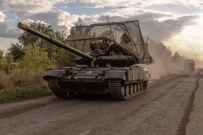 Quân nhân Ukraine lái xe tăng ở vùng Sumy, gần biên giới với Nga, hồi đầu tuần này. Ảnh: AFP.