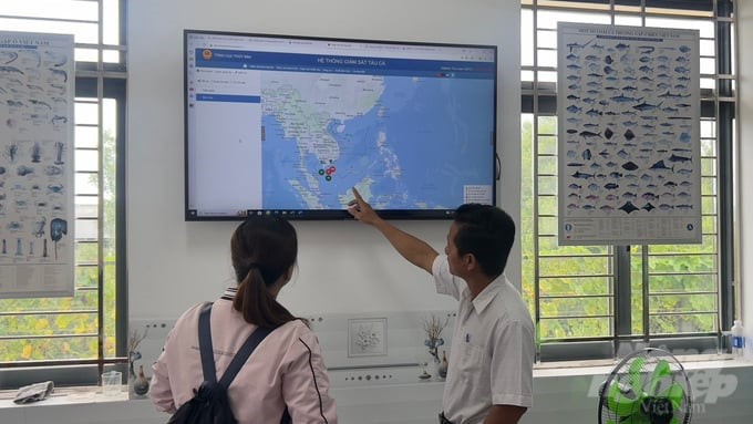 Mr. Nguyen Minh Dang, Deputy Director of the Management Board of Fishing Ports and Storm Shelters for Fishing Vessels in Bac Lieu province, introduced how to check Bac Lieu's fishing vessels operating at sea by cruise monitoring equipment. Photo: Trong Linh.