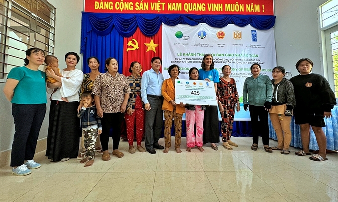 Trưởng đại diện UNDP tại Việt Nam Ramla Khalidi và Phó chủ tịch UBND tỉnh Cà Mau Lê Văn Sử giao nhà cho người dân. Ảnh: UNDP.