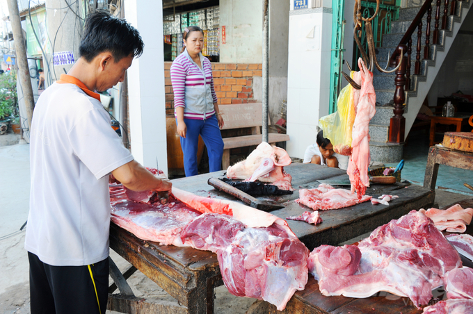 Giết mổ gia súc, gia cầm là nghề mang tính nhạy cảm, nên rất khó mời gọi đầu tư, cũng như việc khó huy động nguồn vốn để xây dựng cơ sở giết mổ. Ảnh: Lê Hoàng Vũ.