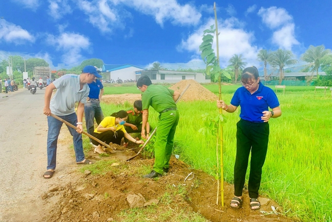 Cán bộ địa phương cùng nhân dân tham gia trồng cây tại các tuyến đường xã Thành Hải. Ảnh: TL.