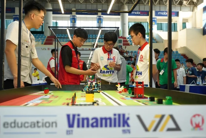 Contestants control robots to perform tasks at the green farm, such as waste collection, recycling of packaging, and tree planting to protect the Earth, across various levels. Photo: Vi Nam