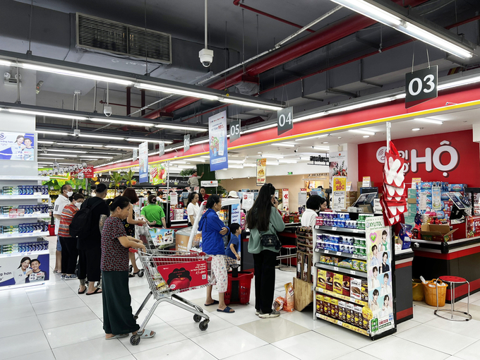 Khách hàng mua sắm tại WinMart cuối tuần.