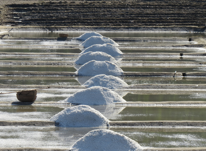 Sa Huynh salt is of high quality, but the market may still underappreciate its value, resulting in salt workers earning low income. More support is needed for development. Photo: Vo Thanh Ky.