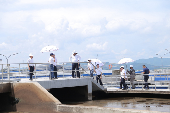 Đoàn tận mục sở thị một trong những hệ thống xử lý nước thải chăn nuôi hiện đại hàng đầu thế giới của trang trại TH. Ảnh: THG.