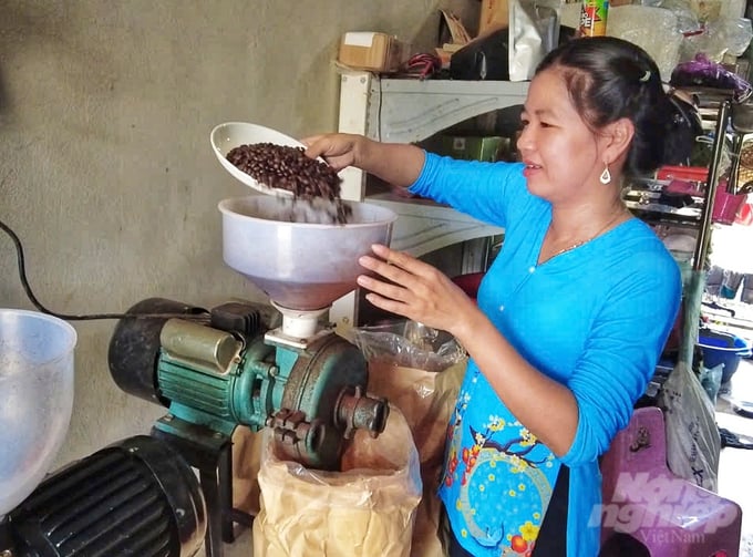 Tran Hong Nhien, a resident of Tan Hoa Commune, Chau Thanh A District, Hau Giang Province, in the process of producing coconut coffee. Photo: Kim Anh.