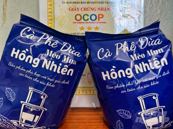 Hong Nhien Coconut Coffee was awarded a 3-star rating in the OCOP (One Commune One Product) program in 2023. Photo: Van Vu.