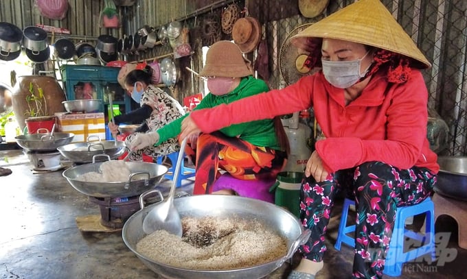 Following its introduction, the rural women of Tan Hoa Commune are beginning to collaborate on the development of coconut coffee products. Photo: Kim Anh.