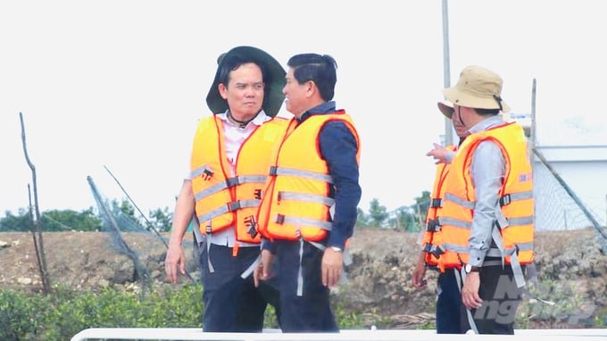 Deputy Prime Minister Tran Luu Quang conducting an inspection of coastal erosion in Ca Mau Province. Photo: Trong Linh.