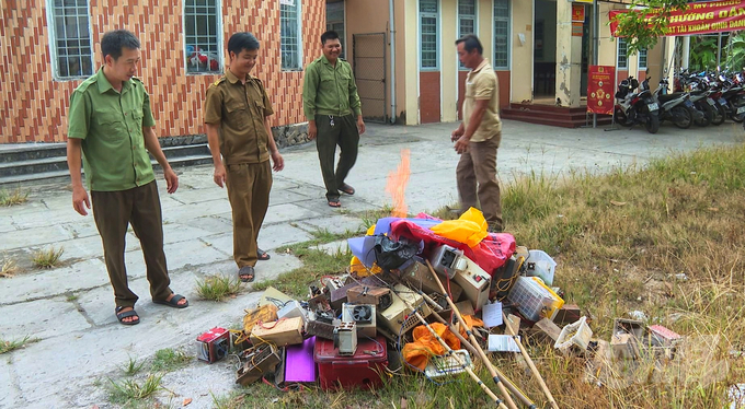 Ngành chức năng tiến hành tiêu hủy các phương tiện khai thác thủy sản trái phép. Ảnh: Kim Anh.