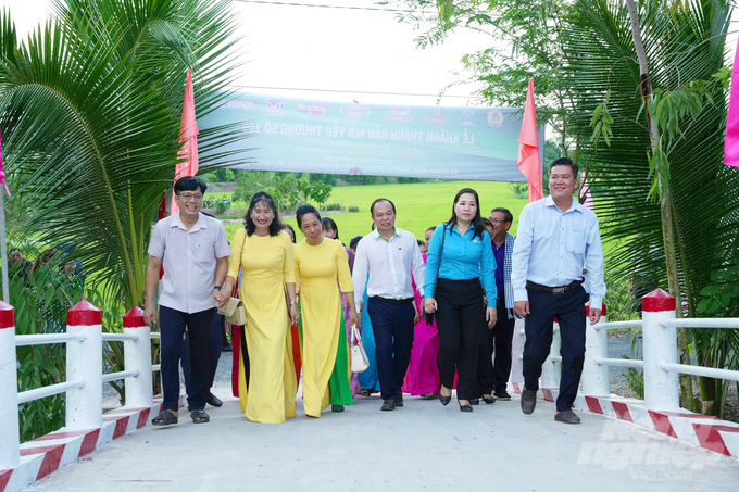 Chương trình Cầu nối yêu thương đến với tỉnh Đồng Tháp từ năm 2018, tính đến nay đã trao tặng 12 cây cầu cho toàn tỉnh. Tổng kinh phí mà chương trình Cầu nối yêu thương hỗ trợ xây dựng gần 3 tỷ đồng. Ảnh: Lê Hoàng Vũ.