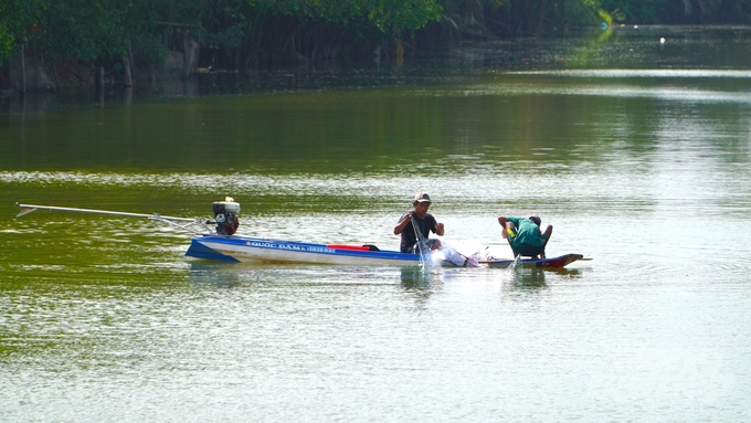 Khai thác nguồn lợi thủy sản nội đồng là một trong những nguồn sinh kế của người dân vùng nông thôn ở Sóc Trăng. Ảnh: Kim Anh.